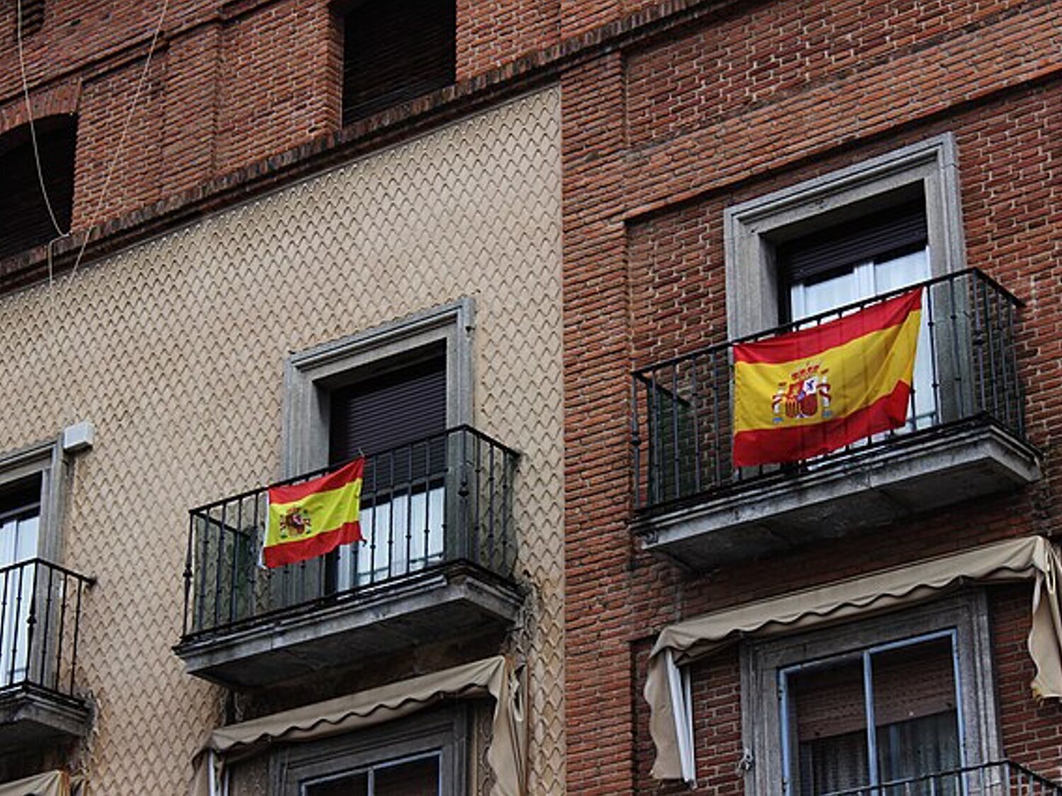 La brutal multa que enfrentas por tener esto en el balcón en Madrid: está prohibido