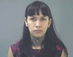 Una modelo de OnlyFans asesina brutalmente a un hombre con el que contactó en Facebook