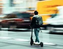 Muere un hombre tras caer brutalmente de un patinete eléctrico en Castellón: ¿Son seguros?