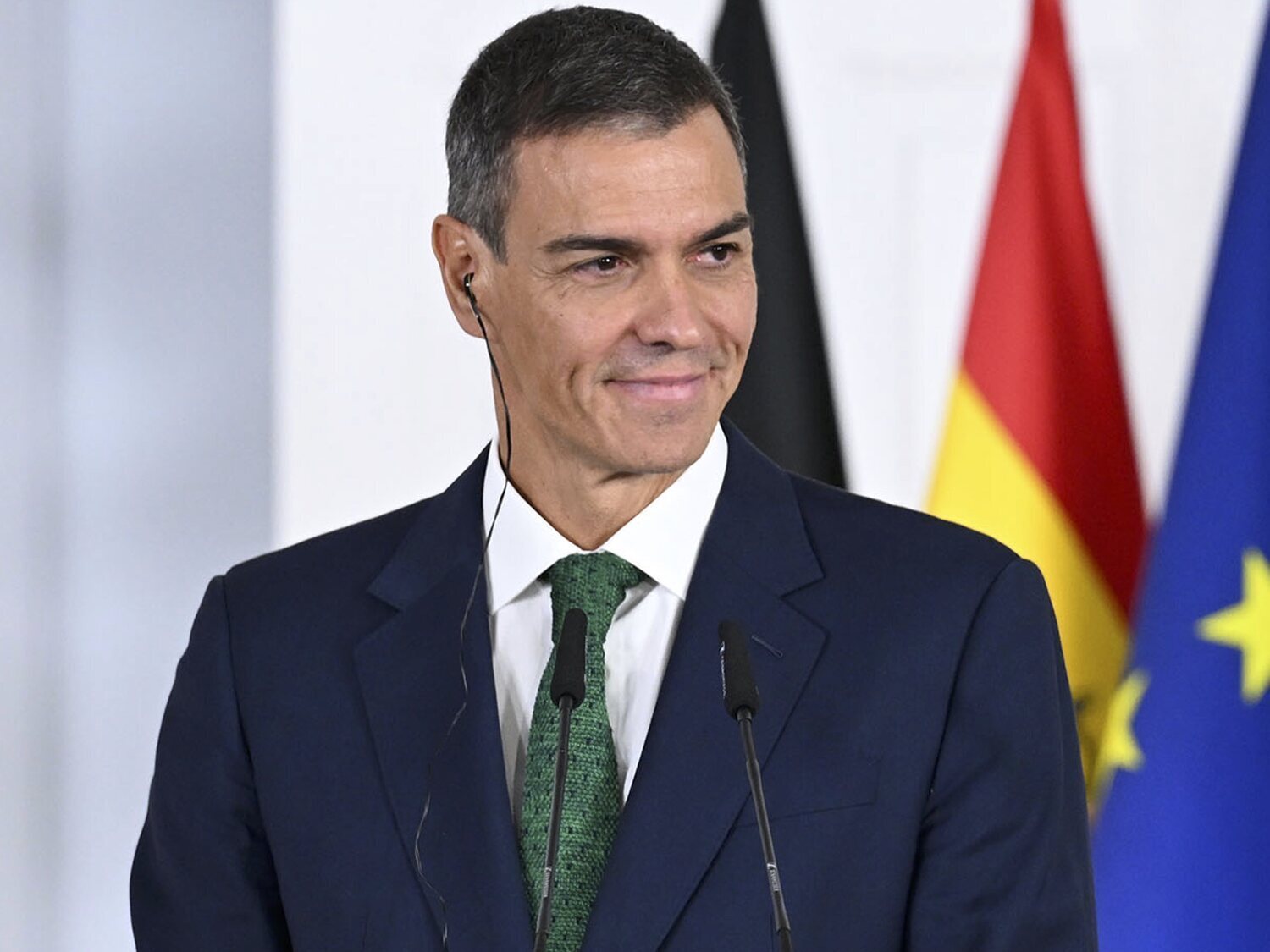 La Audiencia envía a juicio al hermano de Pedro Sánchez y al líder del PSOE extremeño