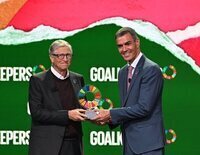 Bill Gates premia a Pedro Sánchez: "Al menos un país está dando un ejemplo diferente"