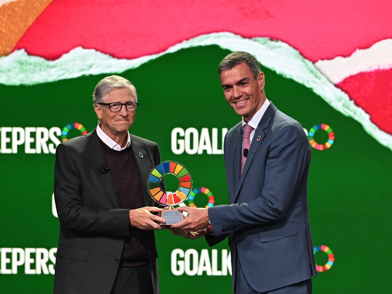 Bill Gates premia a Pedro Sánchez: "Al menos un país está dando un ejemplo diferente"