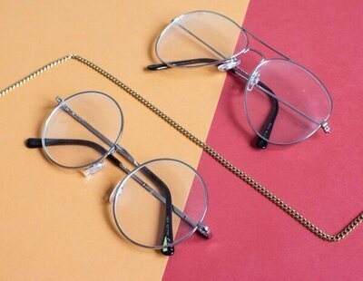 Ni líquidos ni productos: el truco más sencillo y efectivo para limpiar las gafas