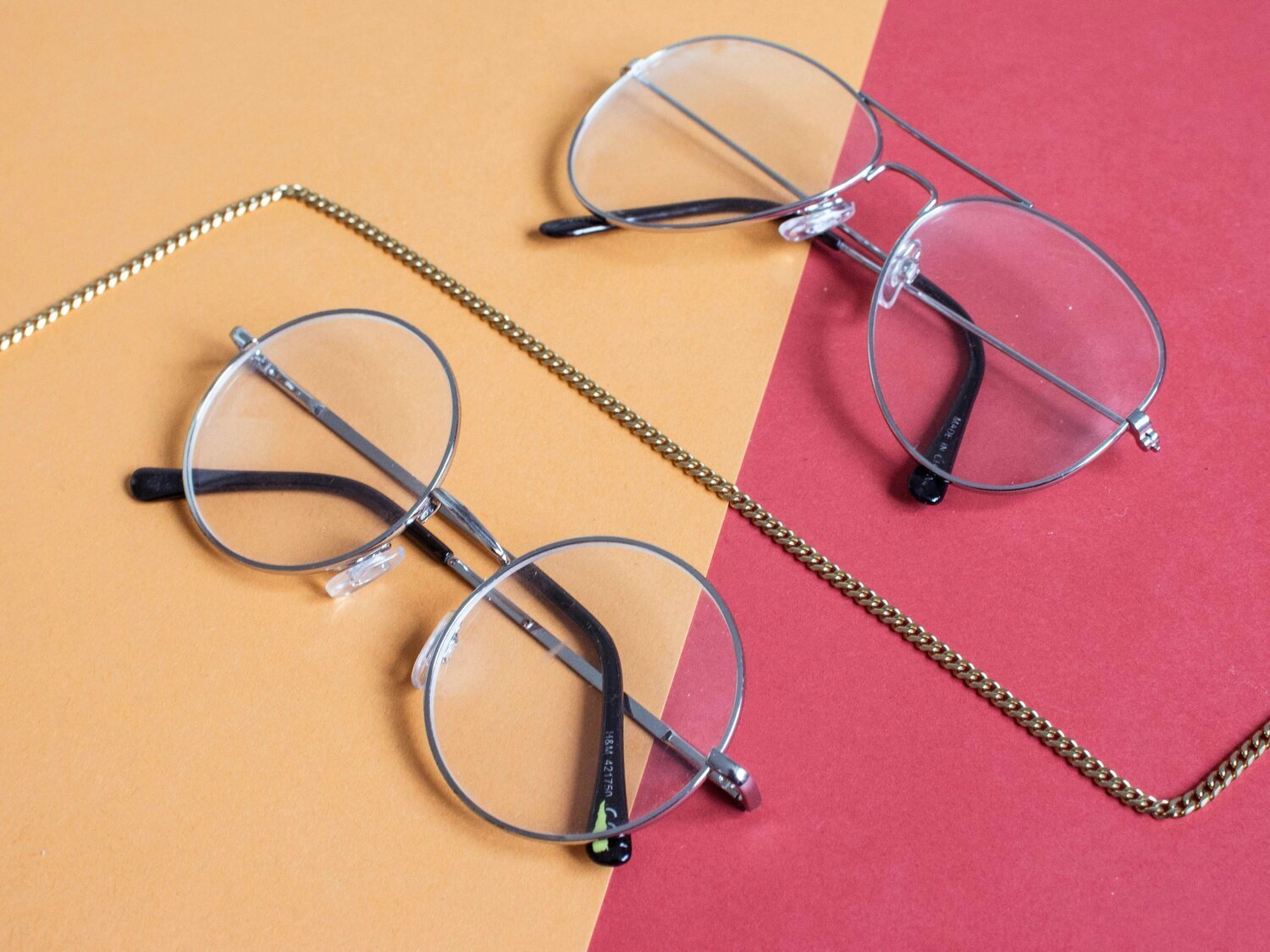 Ni líquidos ni productos: el truco más sencillo y efectivo para limpiar las gafas