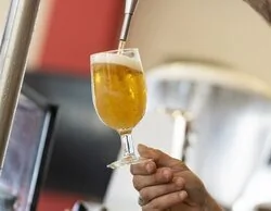 Un especialista de la hostelería nos da el truco para beber la cerveza siempre fría
