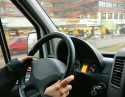 Adiós a conducir coches con etiqueta B: dónde estará prohibido desde 2026