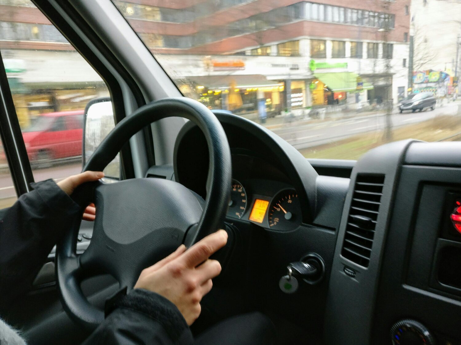 Adiós a conducir coches con etiqueta B: dónde estará prohibido desde 2026