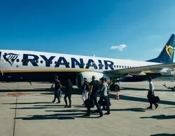 Bruselas expedienta a España por multar a las aerolíneas que cobran el equipaje de mano