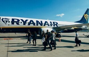 Bruselas expedienta a España por multar a las aerolíneas que cobran el equipaje de mano