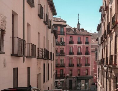 Un hombre se queda sorprendido al buscar un piso por menos de 160.000 euros en Madrid