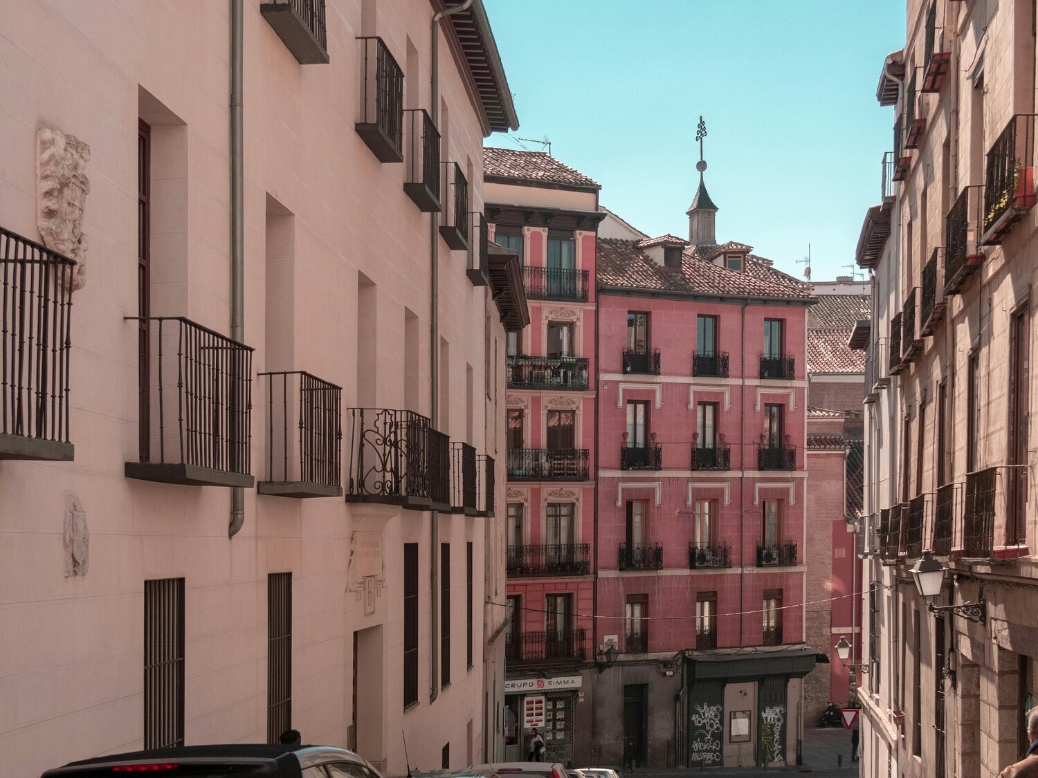Un hombre se queda sorprendido al buscar un piso por menos de 160.000 euros en Madrid