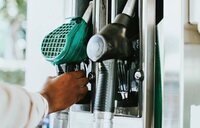 Este es el día de la semana para llenar el depósito de gasolina más barato, según la OCU