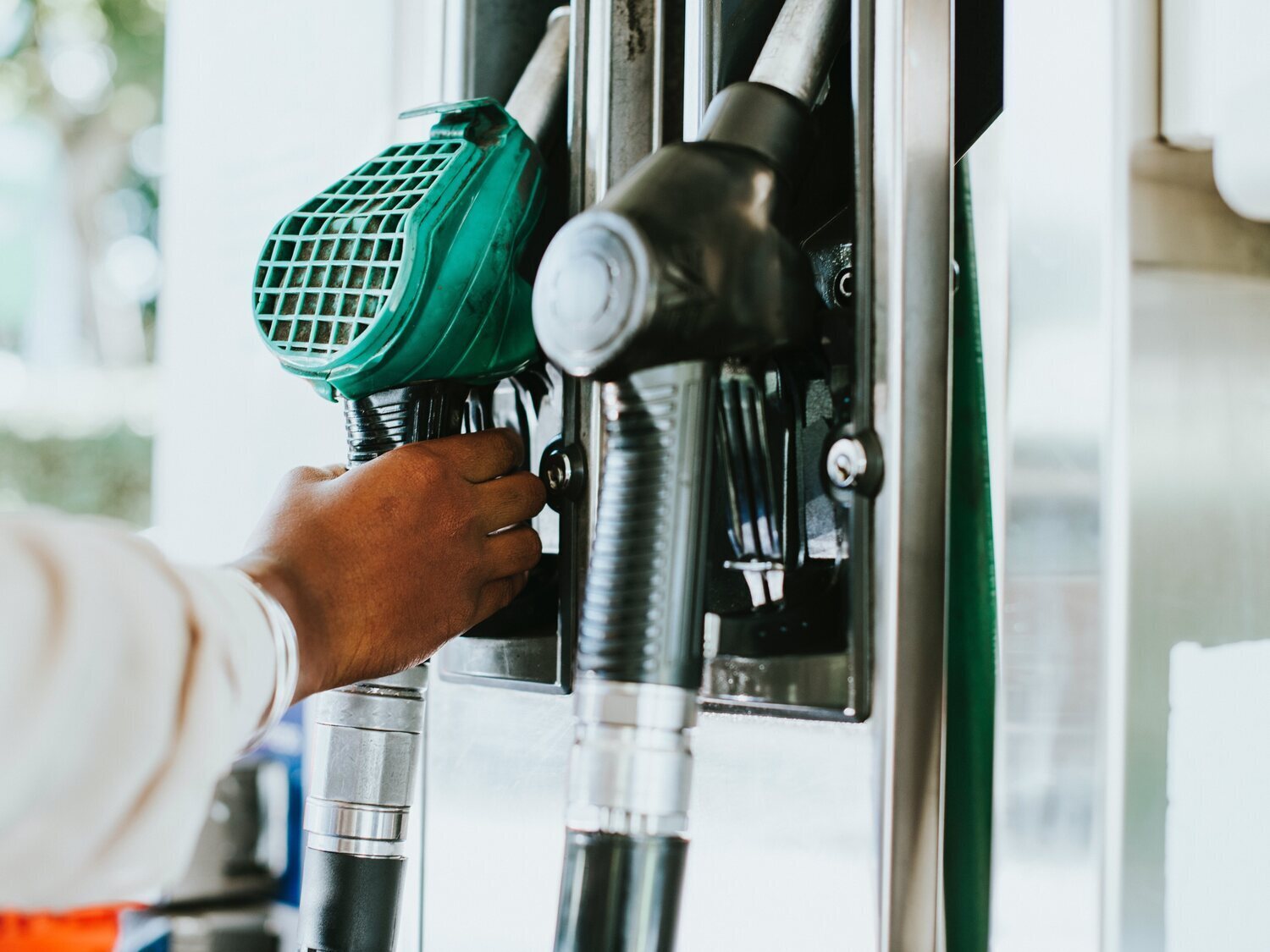 Este es el día de la semana para llenar el depósito de gasolina más barato, según la OCU