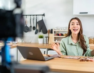 Nueva estrategia de China contra la desinformación: exigir estudios a los influencers