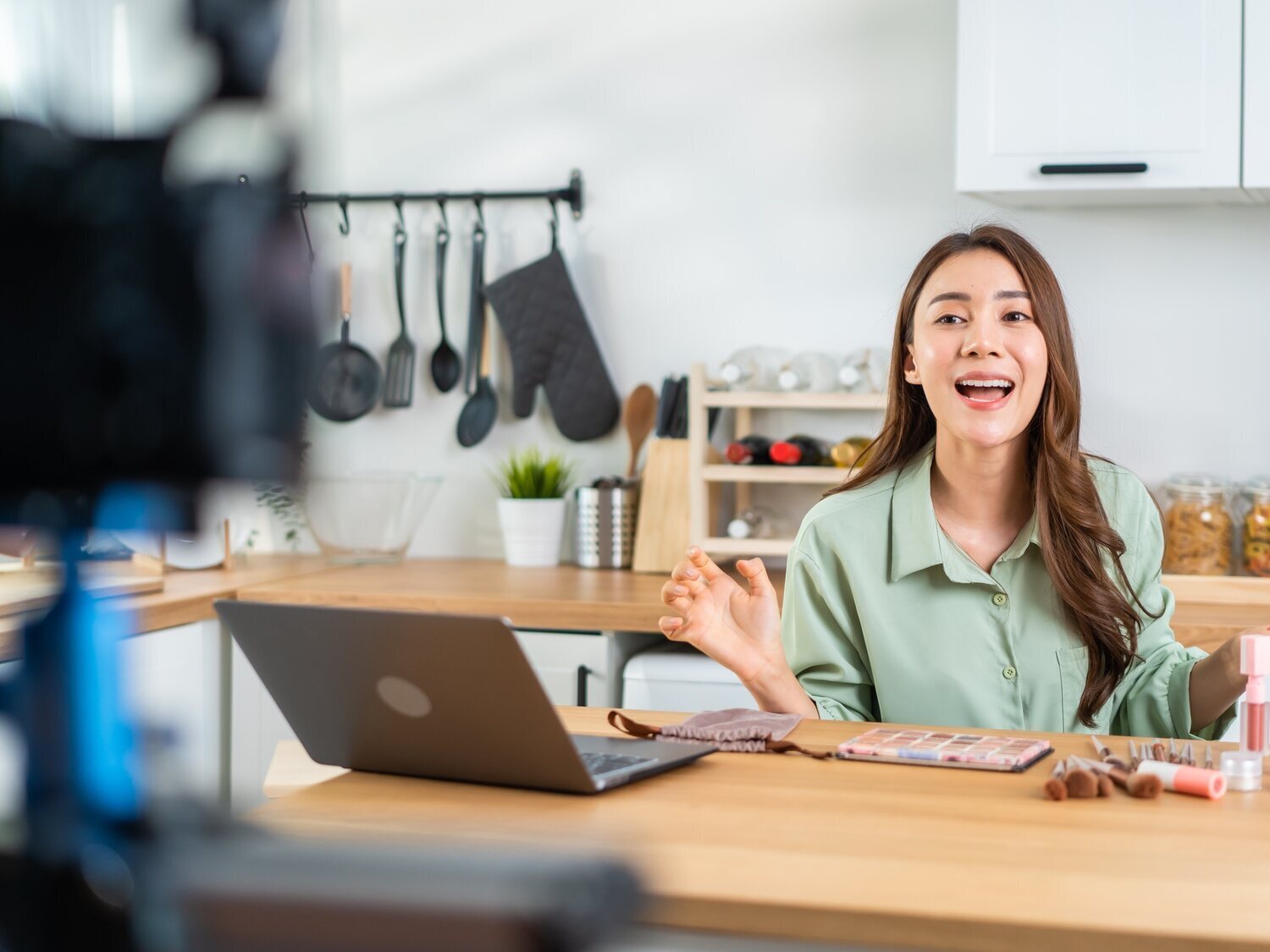 Nueva estrategia de China contra la desinformación: exigir estudios a los influencers