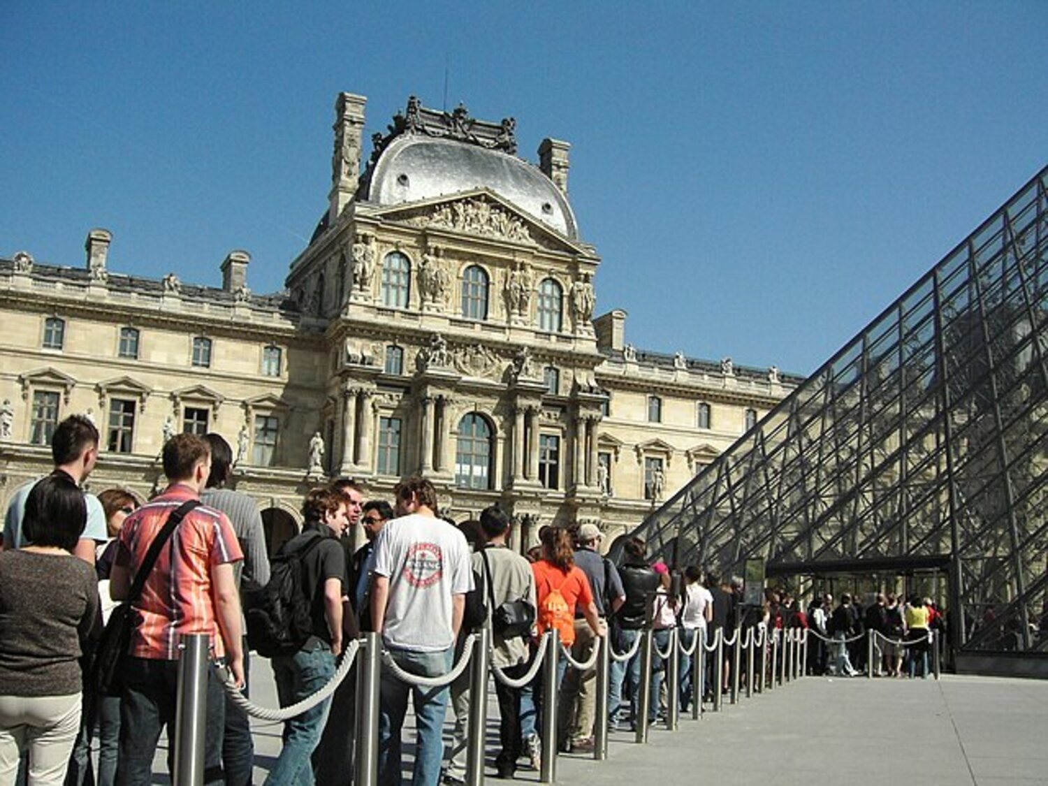 El robo en el Louvre de París: "Un atentado contra el patrimonio francés"