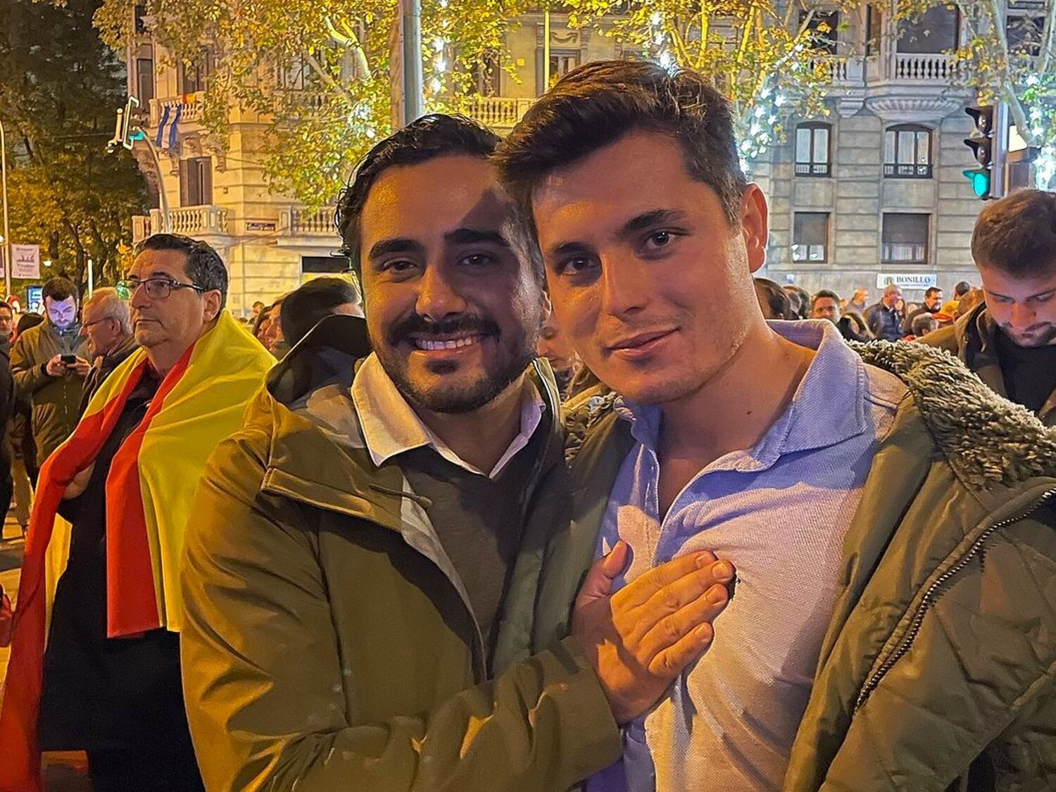 Sale a la luz cómo idearon Vito Quiles y Alvise Pérez el bulo de la ropa tirada en la DANA