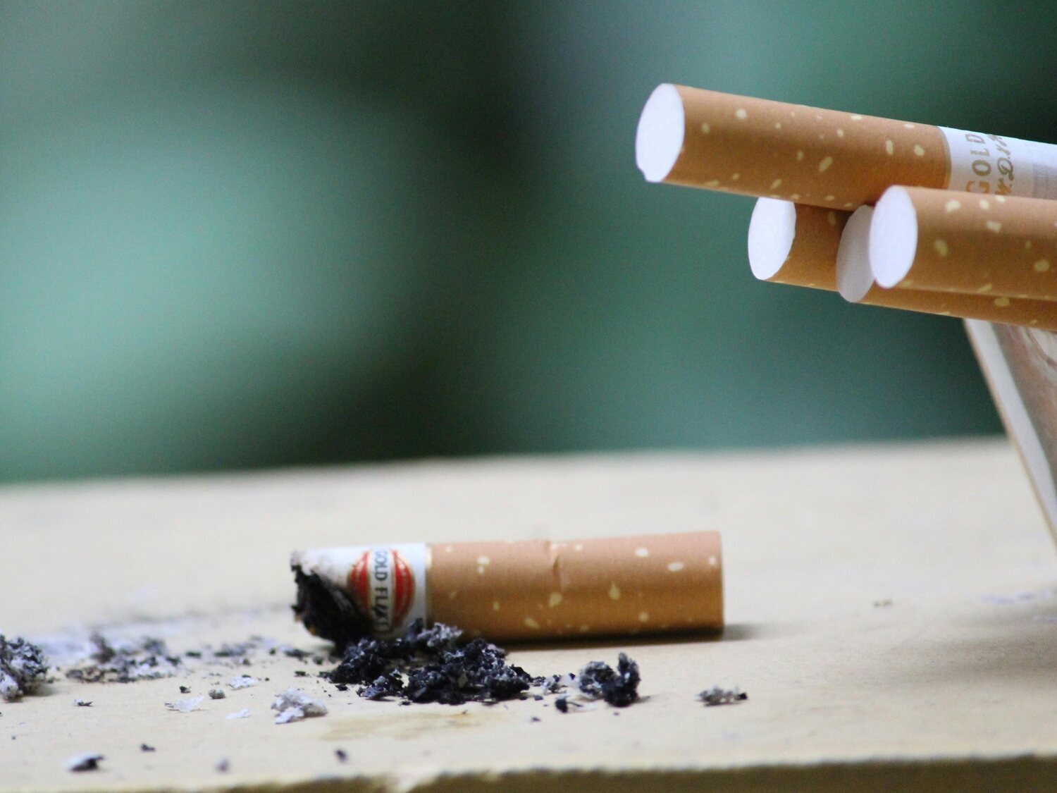 ¿Te pueden multar por fumar en el balcón de casa? Qué dice la Ley de Propiedad Horizontal