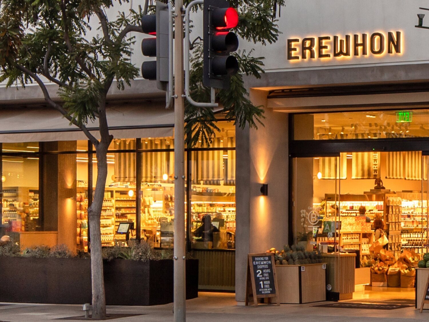 El influencer Nil Ojeda se sorprende con los precios de un supermercado en Los Ángeles