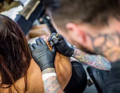 Una joven fue secuestrada, violada y obligada a tatuarse el apodo del agresor: su expareja