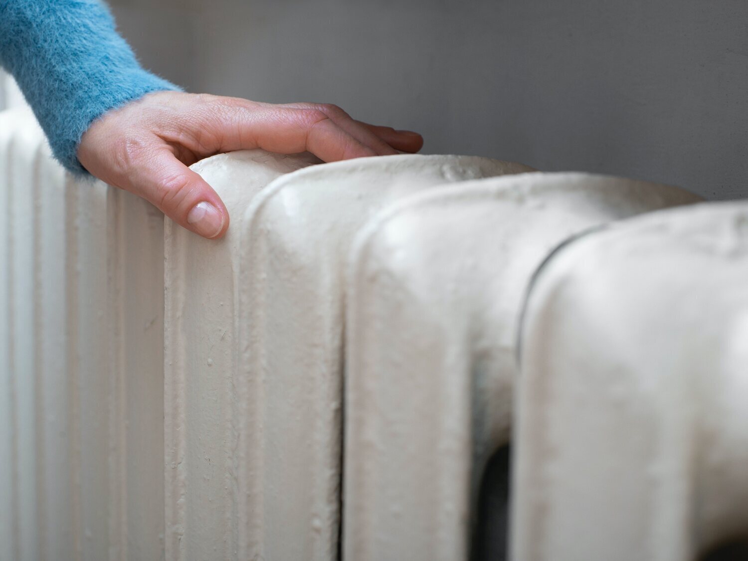 El truco infalible para calentar la casa rápido y sin gastar: mira esto en el radiador