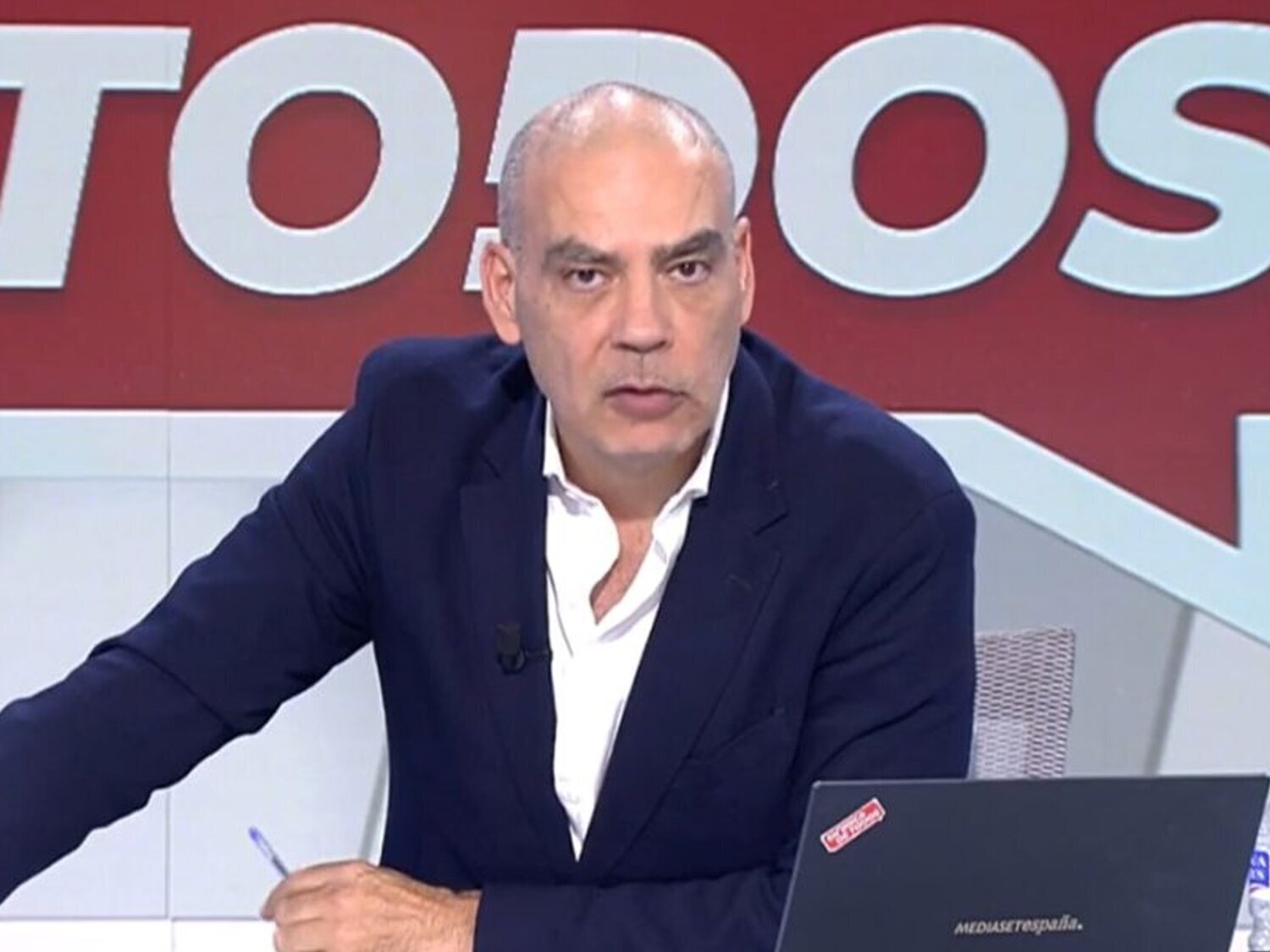 Una policía detenida por dañar el coche del periodista Nacho Abad: rayado y fotografiado