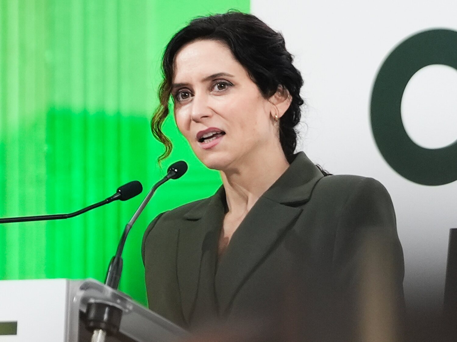 Polémicas palabras de Ayuso sobre los migrantes: "Alguien tendrá que recoger sus cosechas"