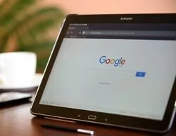 Bruselas investiga a Google por penalizar contenidos de medios: multa millonaria