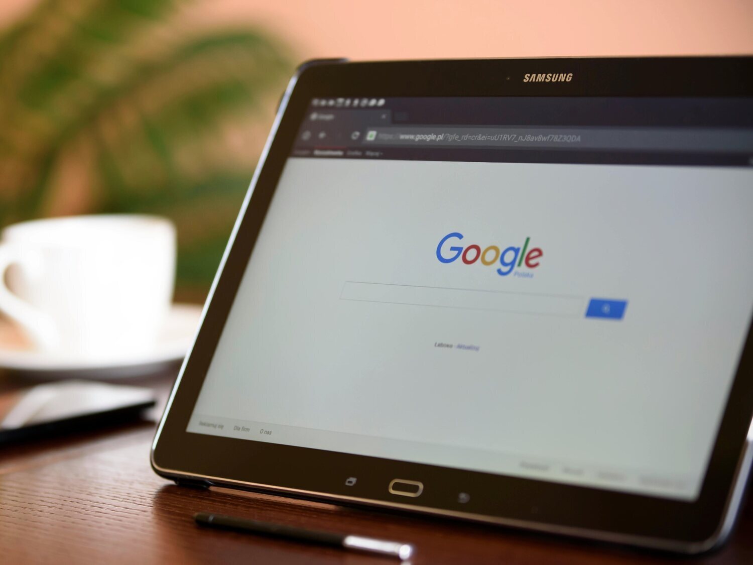 Bruselas investiga a Google por penalizar contenidos de medios: multa millonaria