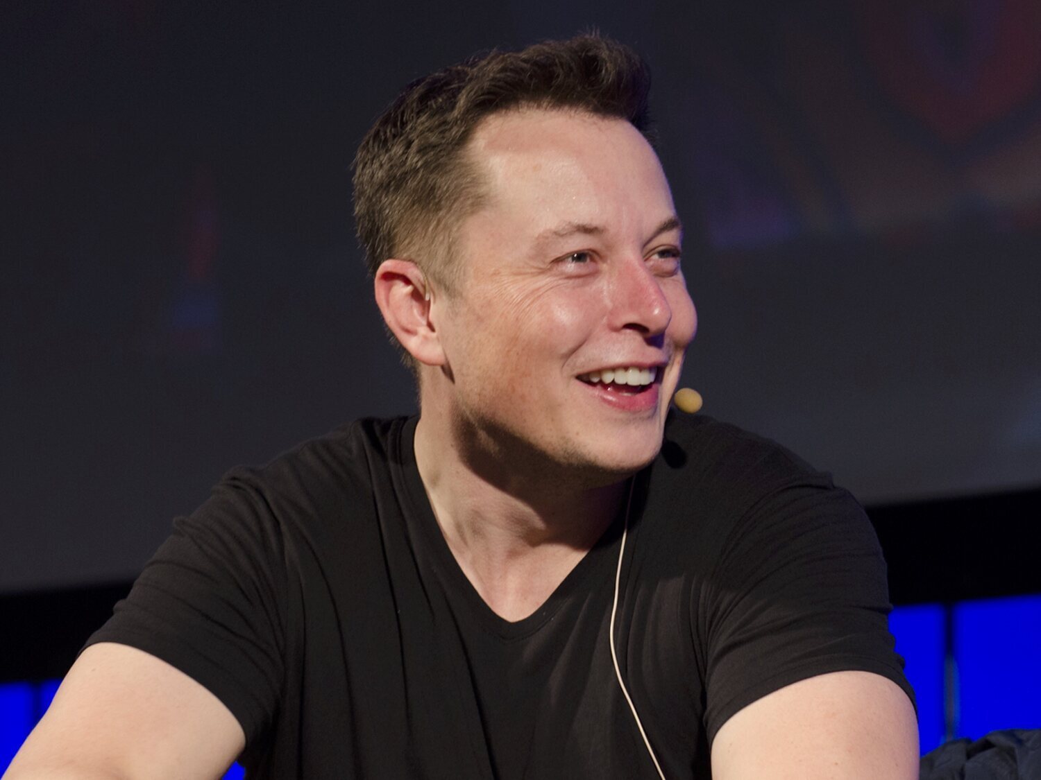 Elon Musk predice el futuro: "La IA y los robots eliminarán la pobreza"