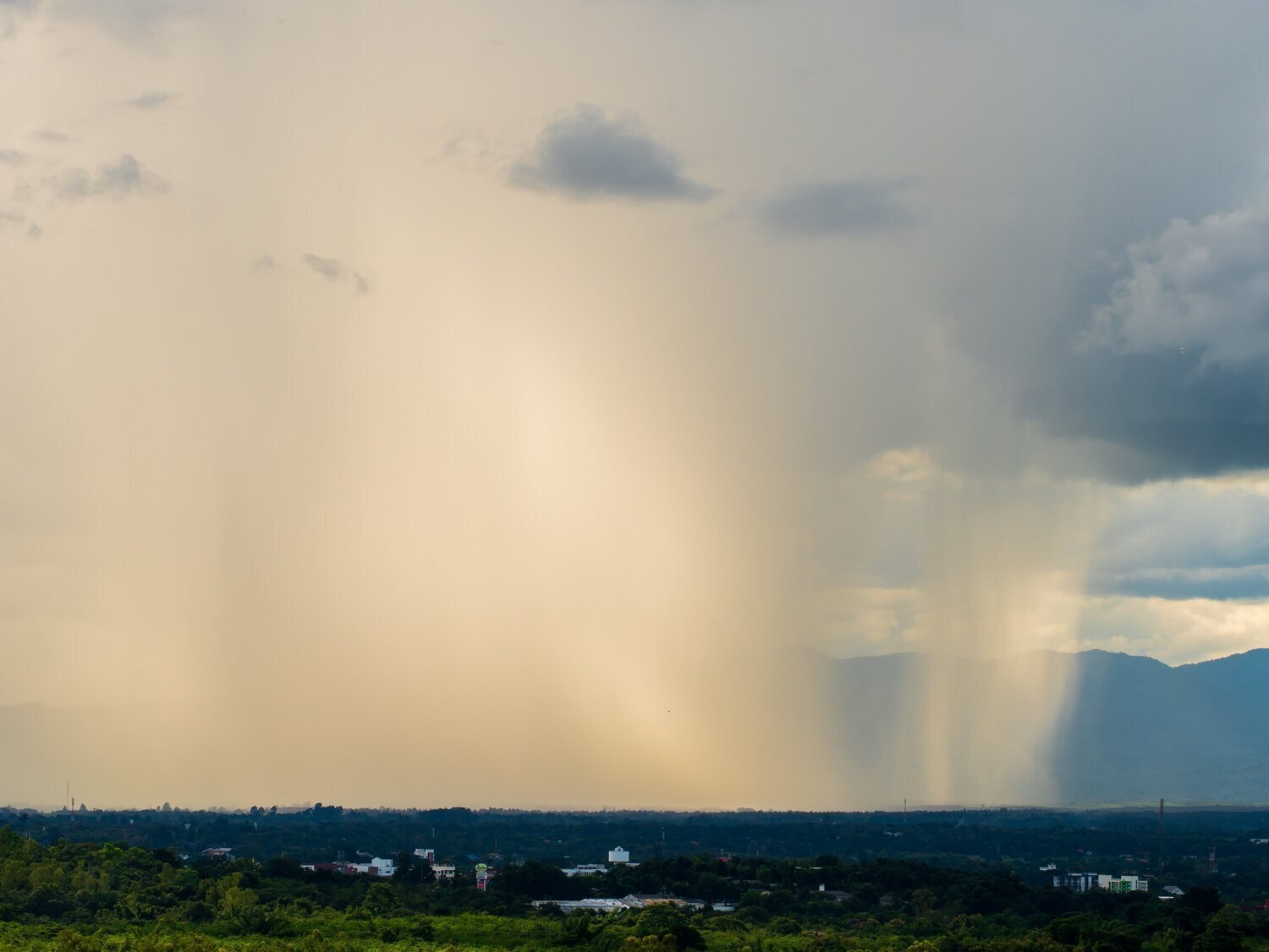 La AEMET advierte de la llegada de lluvias intensas, nieve y frío: zonas afectadas