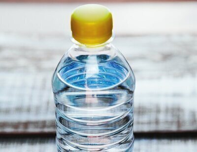 Alerta alimentaria: retiran esta agua del supermercado por una bacteria peligrosa