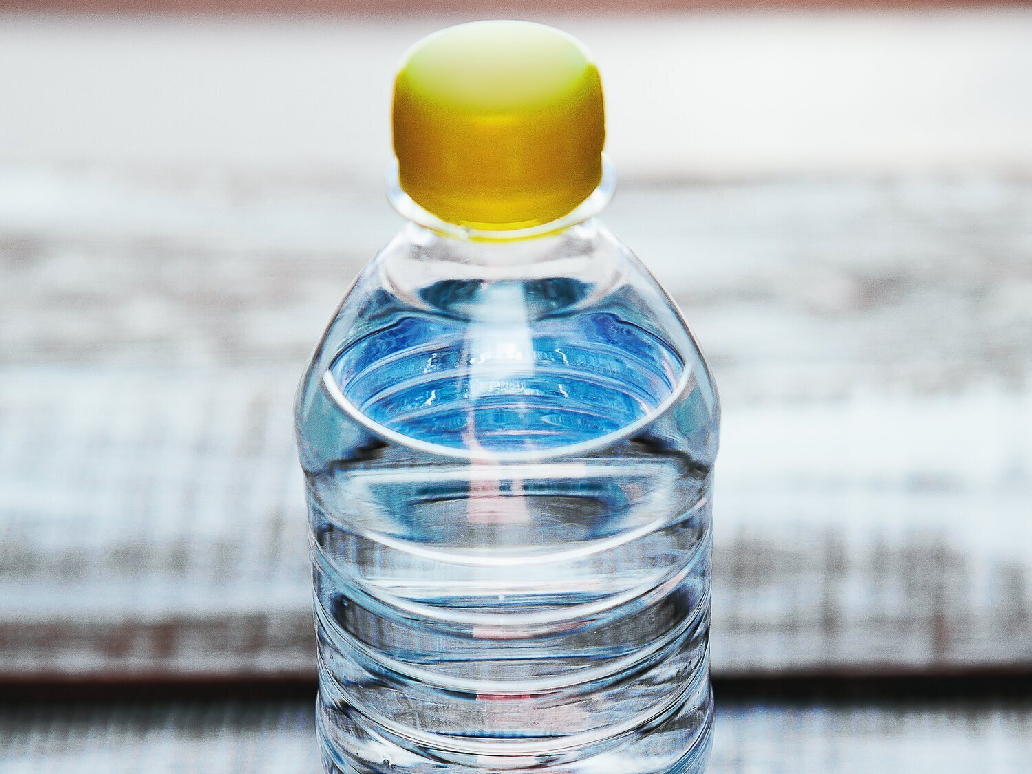 Alerta alimentaria: retiran esta agua del supermercado por una bacteria peligrosa