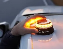 Adiós baliza V-16: La DGT cambia su postura a partir del 1 de enero de 2026