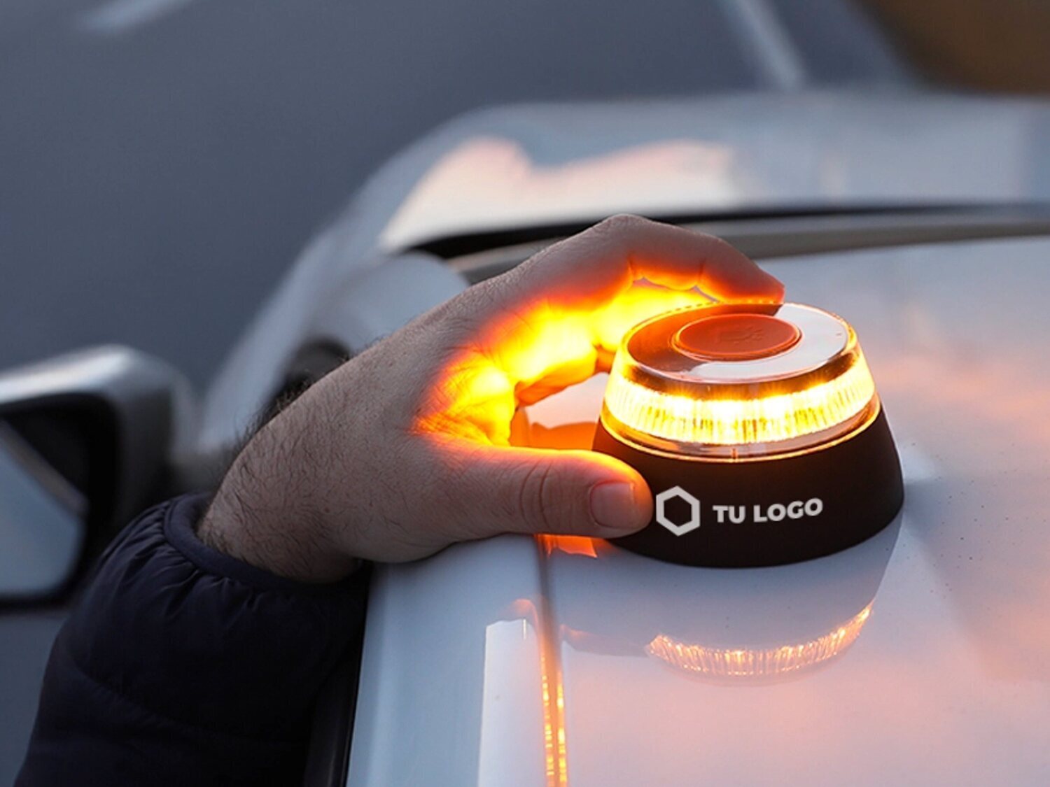 Adiós baliza V-16: La DGT cambia su postura a partir del 1 de enero de 2026