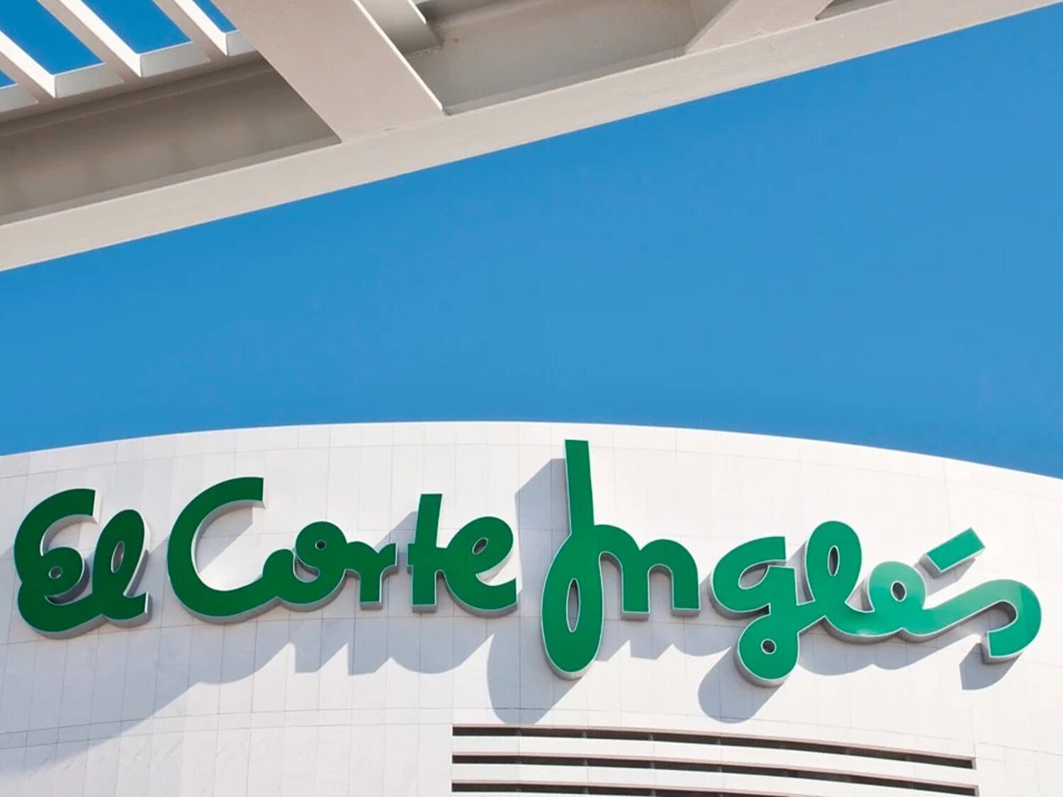 Adiós El Corte Inglés: hunde sus beneficios tras vender sus centros a Carrefour