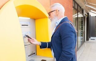 Cuándo se cobra la pensión en diciembre de 2025: fechas en Caixabank, BBVA, Santander...