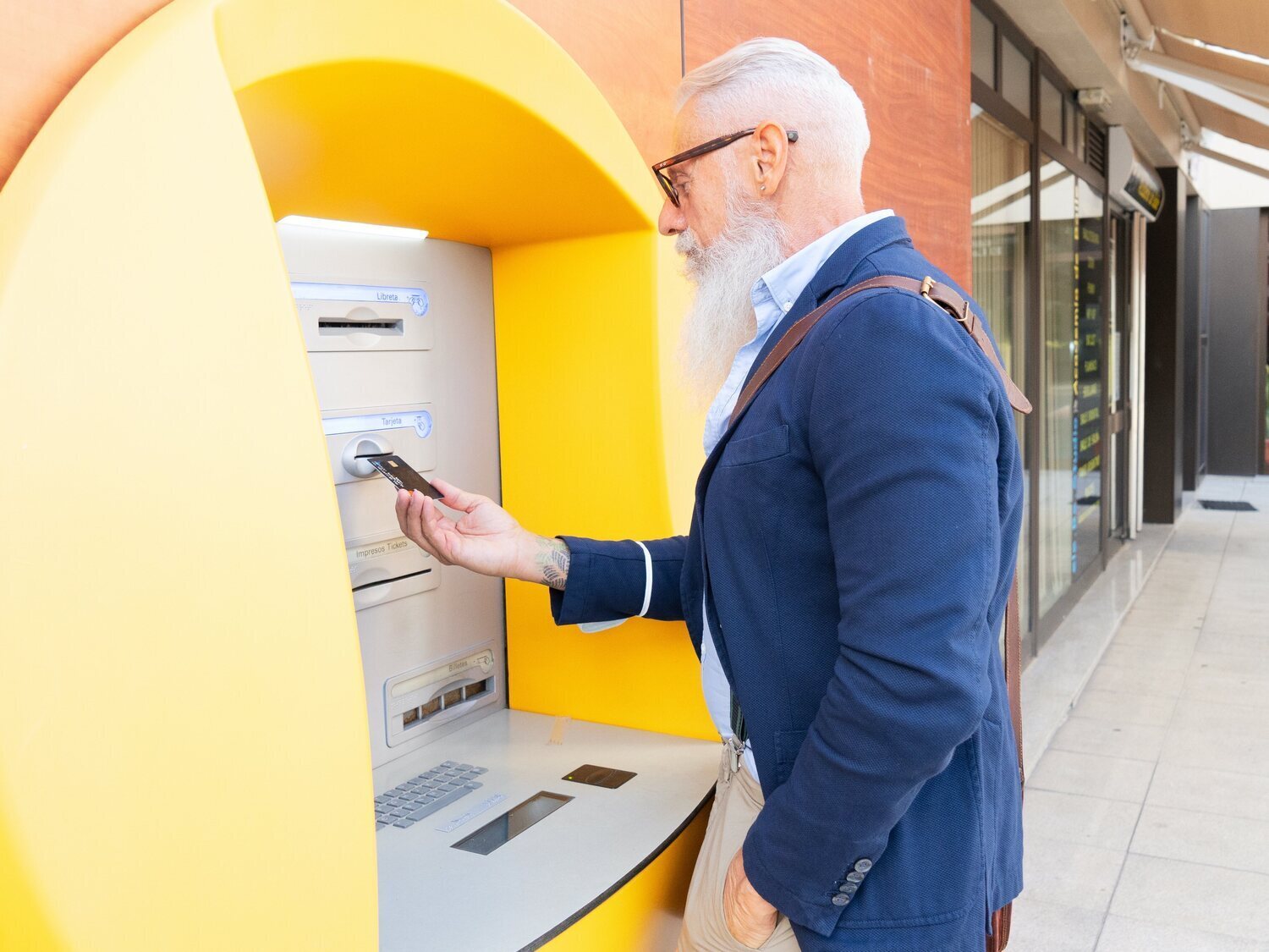 Cuándo se cobra la pensión en diciembre de 2025: fechas en Caixabank, BBVA, Santander...