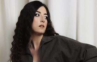 Eva Caliza: "Mi música es una forma de sacar a la luz la versión de mí que quiero ser"