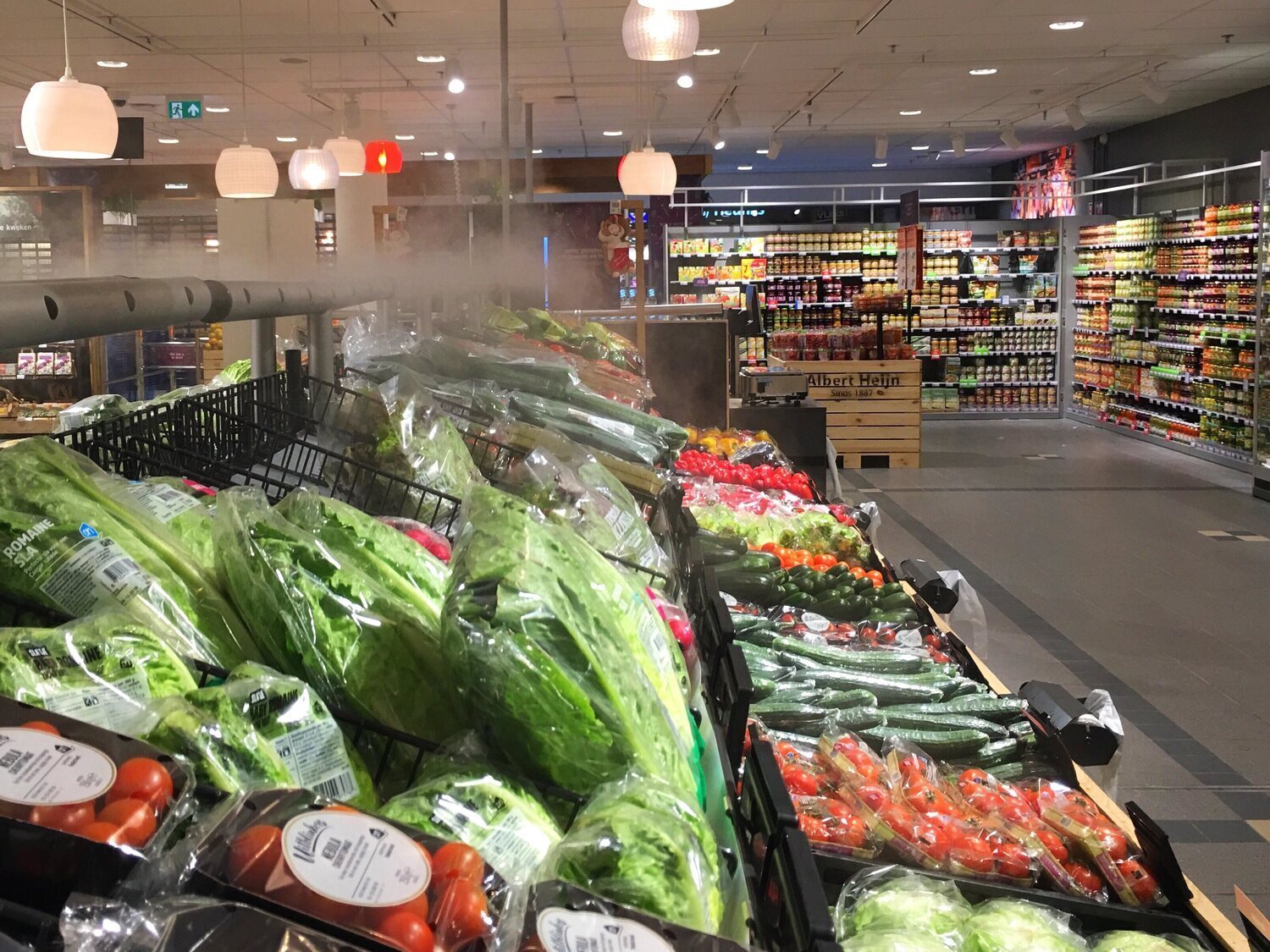 La Guardia Civil cierra 26 grandes supermercados: comida caducada, robos y explotación