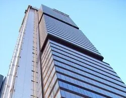 Desalojada de urgencia la torre Foster de Madrid por un fuerte incendio
