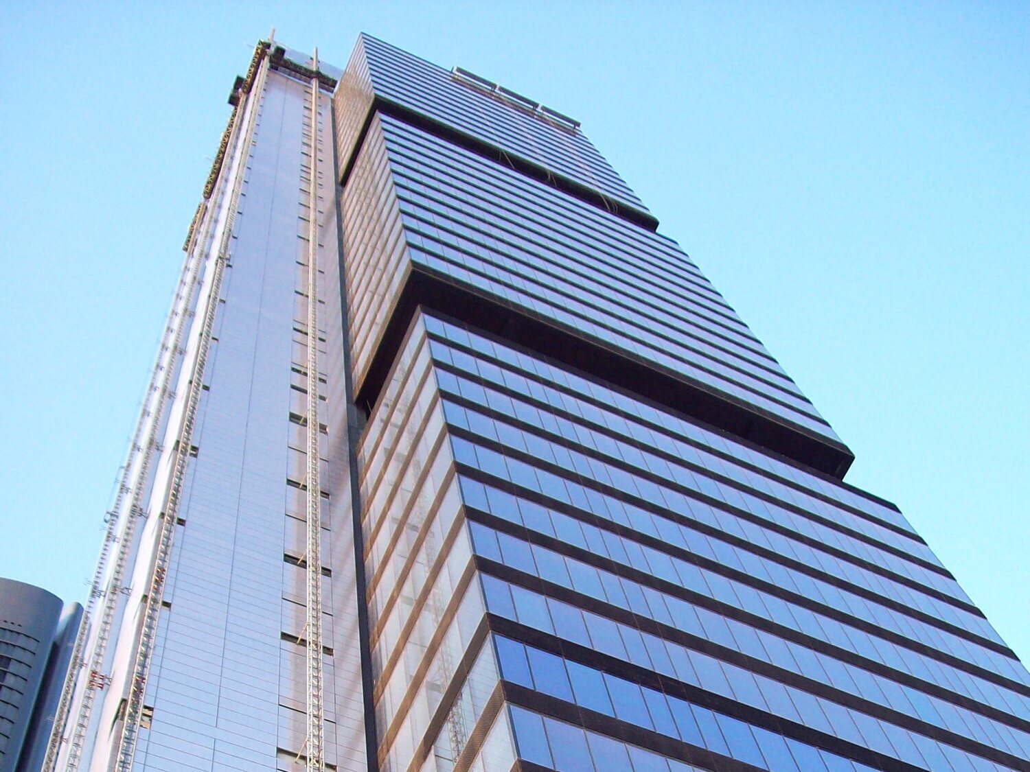 Desalojada de urgencia la torre Foster de Madrid por un fuerte incendio