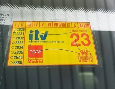 Condenado a casi 1.000 euros de multa por llevar la pegatina ITV de este modo