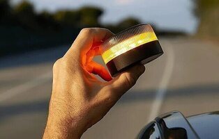 Alerta por la baliza V-16 de la DGT: el aviso de un experto a todos los conductores