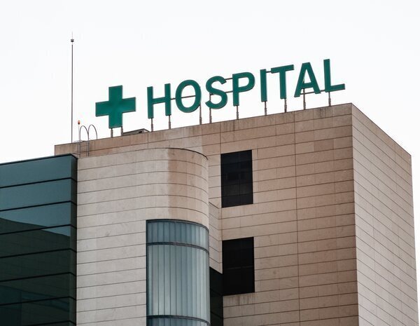 Muere un hombre tras diagnosticarle neumonía en vez de infarto en un hospital de Valencia