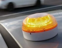 Adiós baliza V-16: la DGT confirma los únicos conductores que se libran de colocarla