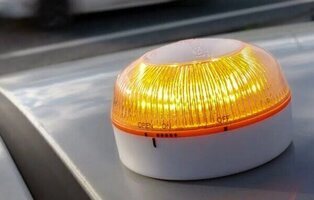 Adiós baliza V-16: la DGT confirma los únicos conductores que se libran de colocarla