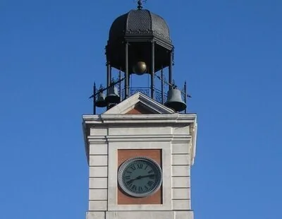 Por qué casi todas las televisiones emiten las campanadas desde la Puerta del Sol: origen