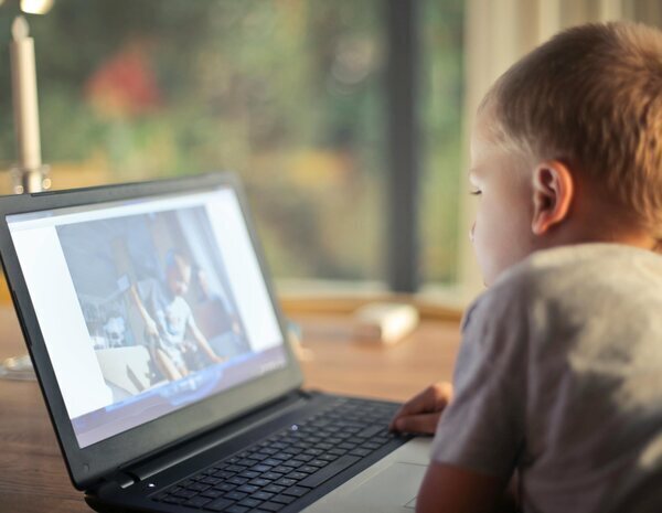 Investigan el suicidio de un menor en Valencia: revisan sus chats de Fortnite y Roblox