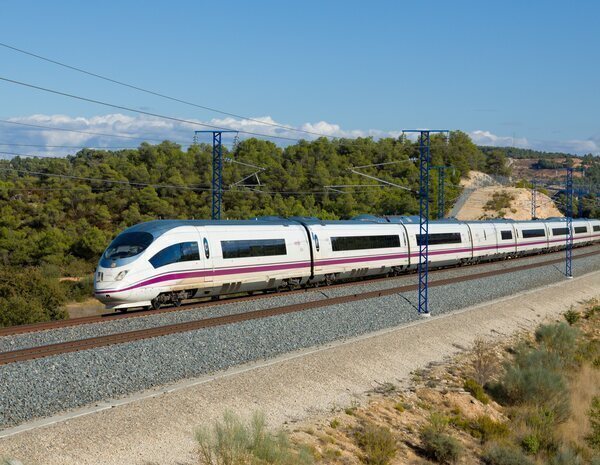 Caos ferroviario: incidencias en la alta velocidad Madrid-Barcelona por una catenaria